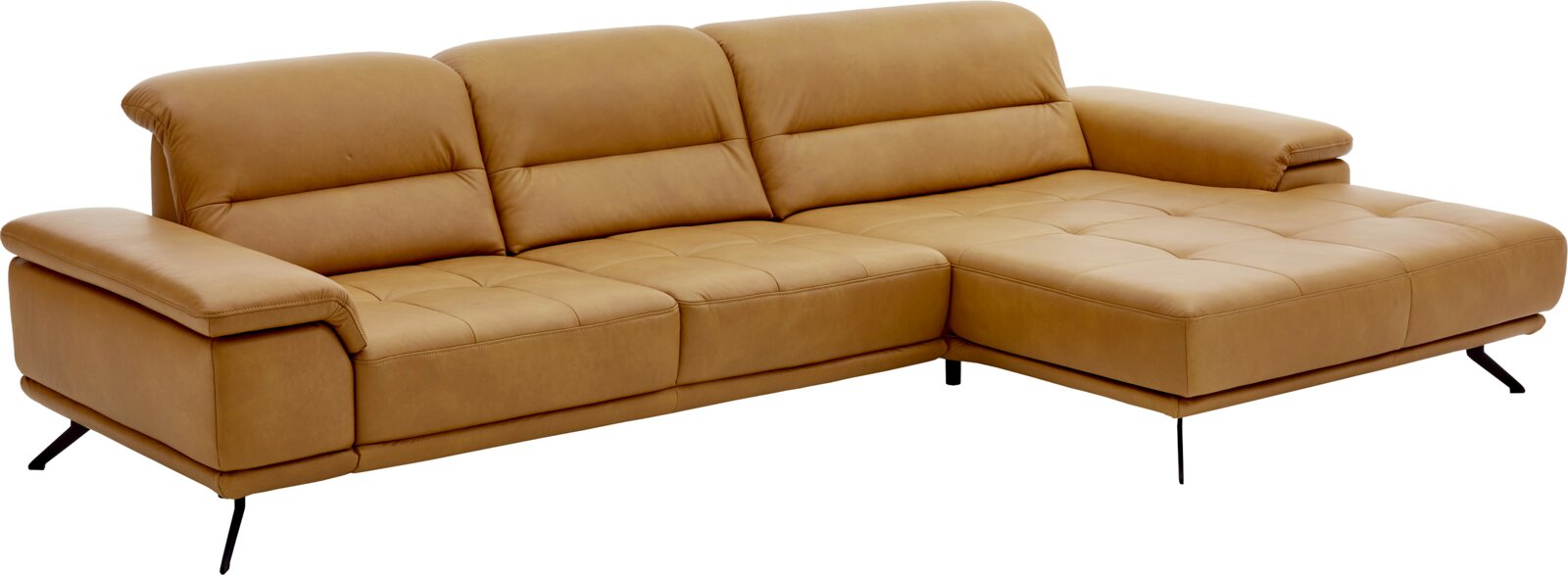 Cognacfarbenes Ecksofa mit rechter Ottomane, gepolsterten Armlehnen, gesteppter Sitzfläche und schwarzen Metallfüßen, freigestellt Perspektive: frontale 3/4-Ansicht von links