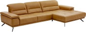 Cognacfarbenes Ecksofa mit rechter Ottomane, gepolsterten Armlehnen, gesteppter Sitzfläche und schwarzen Metallfüßen, freigestellt; Perspektive: frontale 3/4-Ansicht von links
