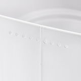 Nahaufnahme eines weißen Brotkastens mit gestanzten Löchern, seitliche Perspektive