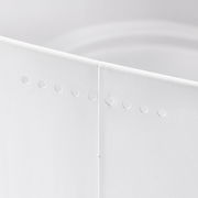 Nahaufnahme eines weißen Brotkastens mit gestanzten Löchern, seitliche Perspektive