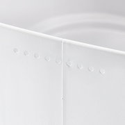 Nahaufnahme eines weißen Brotkastens mit gestanzten Löchern, seitliche Perspektive