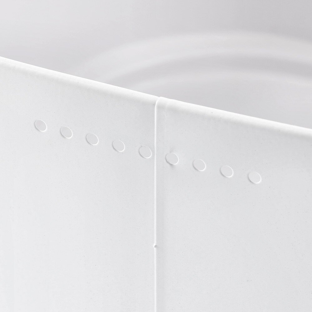 Nahaufnahme eines weißen Brotkastens mit gestanzten Löchern, seitliche Perspektive