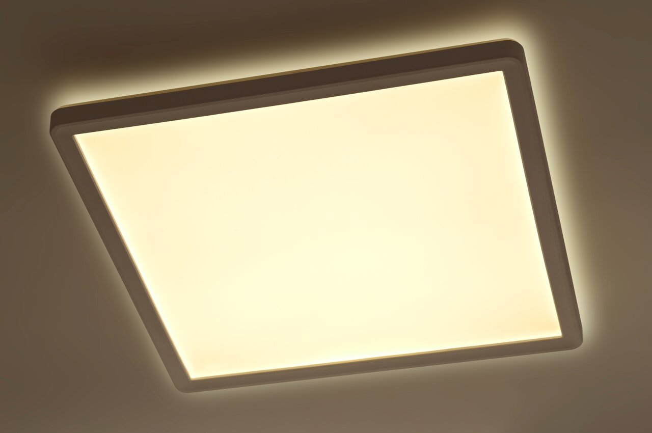 Novel LED-Deckenleuchte Quadratische LED-Deckenleuchte mit warmweißem Licht, von unten betrachtet