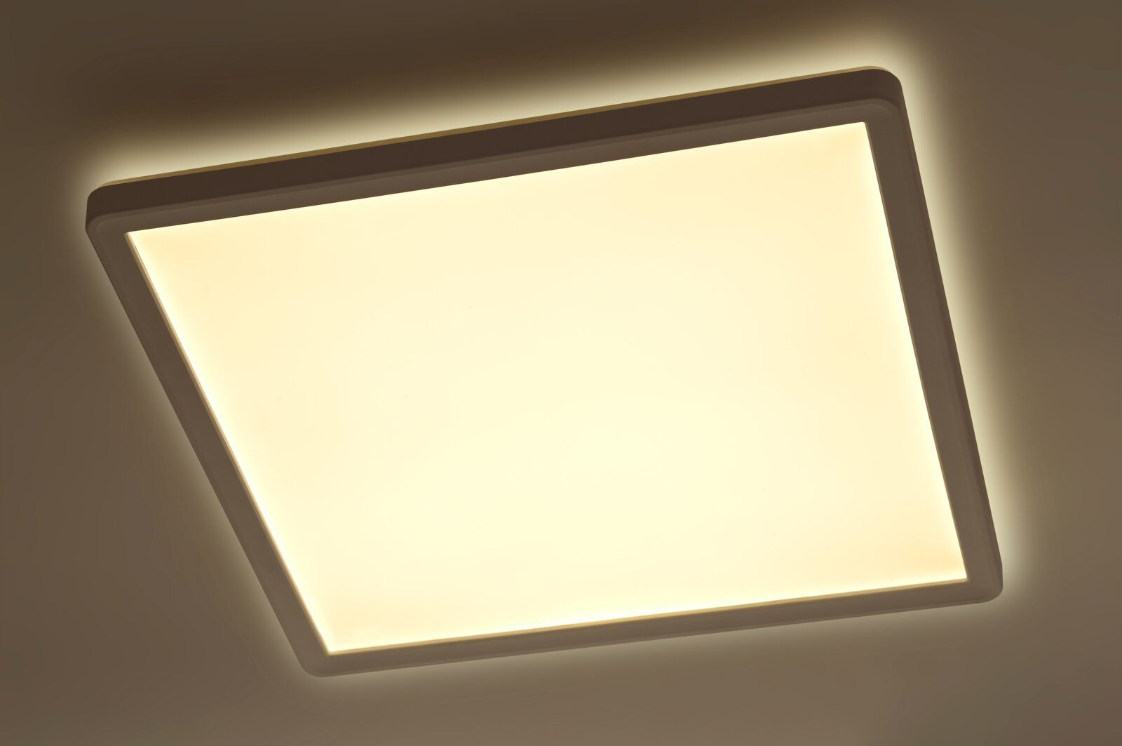Vierkante led-plafondlamp met warmwit licht, gezien van onderaf