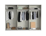 Offener Schwebetürenschrank mit drei Abschnitten, gefüllt mit Kleidung, Schuhen und Accessoires, frontal betrachtet.