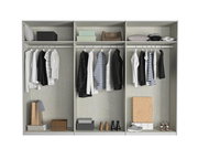 Offener Schwebetürenschrank mit drei Abschnitten, gefüllt mit Kleidung, Schuhen und Accessoires, frontal betrachtet.