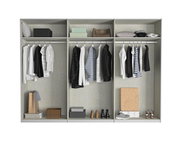 Offener Schwebetürenschrank mit drei Abschnitten, gefüllt mit Kleidung, Schuhen und Accessoires, frontal betrachtet.