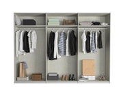 Offener Schwebetürenschrank mit drei Abschnitten, gefüllt mit Kleidung, Schuhen und Accessoires, frontal betrachtet.