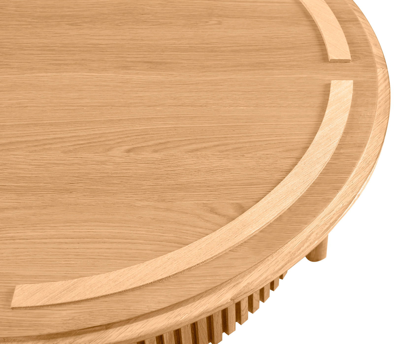Runder Couchtisch aus hellem Holz mit dekorativen Rillen, Ansicht von oben.