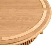 Runder Couchtisch aus hellem Holz mit dekorativen Rillen, Ansicht von oben.