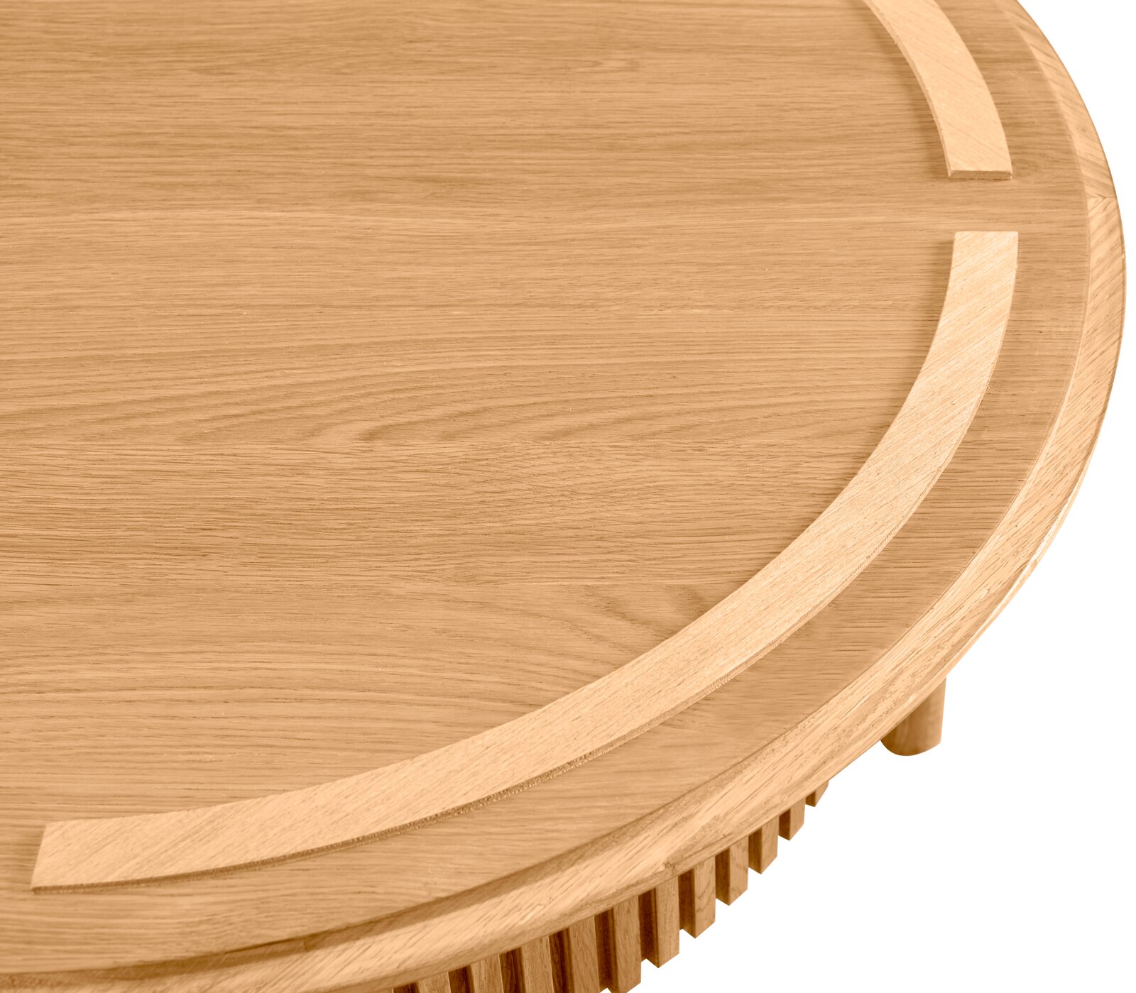 Runder Couchtisch aus hellem Holz mit dekorativen Rillen, Ansicht von oben.