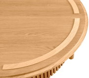 Runder Couchtisch aus hellem Holz mit dekorativen Rillen, Ansicht von oben.