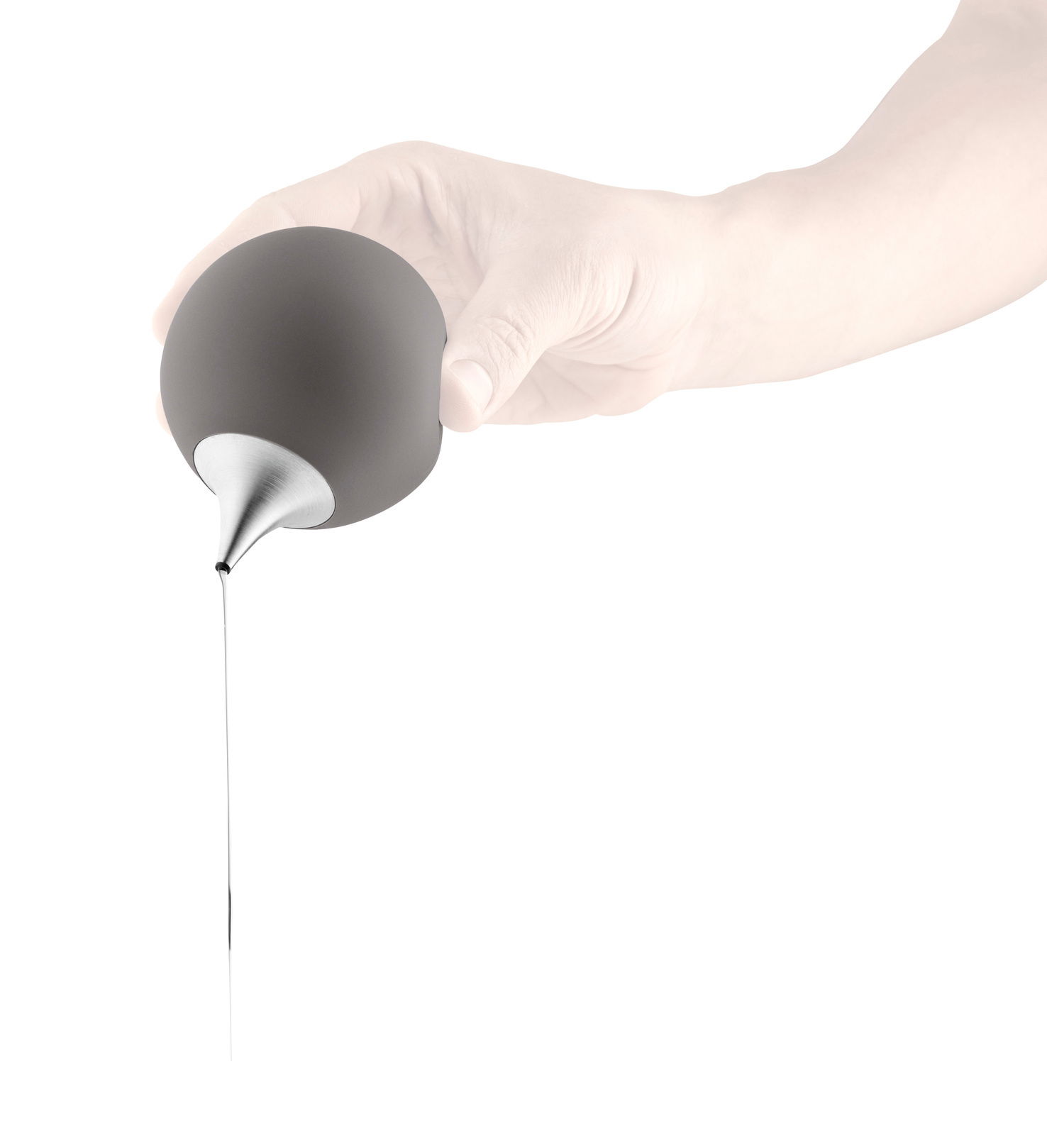 Eva Solo Zeepdispenser MASTER Hand hält einen grauen, kugelförmigen Seifenspender mit einer spitzen Ausgussöffnung, aus der Flüssigkeit fließt, in seitlicher Perspektive.