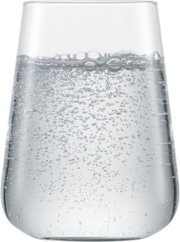 Ein Allround Becher Vervino, gefüllt mit sprudelndem Wasser, aus der Frontalperspektive fotografiert.