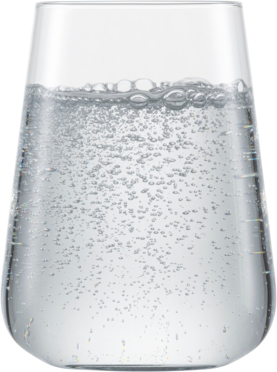 Ein Allround Becher Vervino, gefüllt mit sprudelndem Wasser, aus der Frontalperspektive fotografiert.
