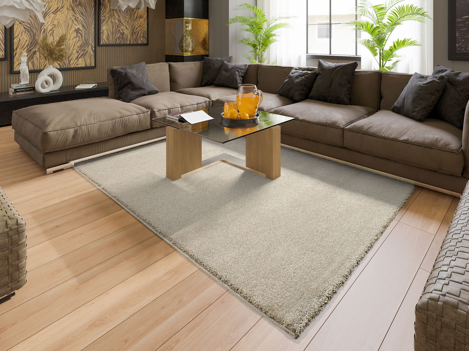 Beige Uni-Teppich in einem modernen Wohnzimmer mit braunem Sofa und Glastisch, von oben betrachtet.