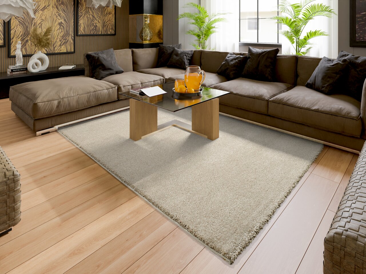 Beige Uni-Teppich in einem modernen Wohnzimmer mit braunem Sofa und Glastisch, von oben betrachtet.