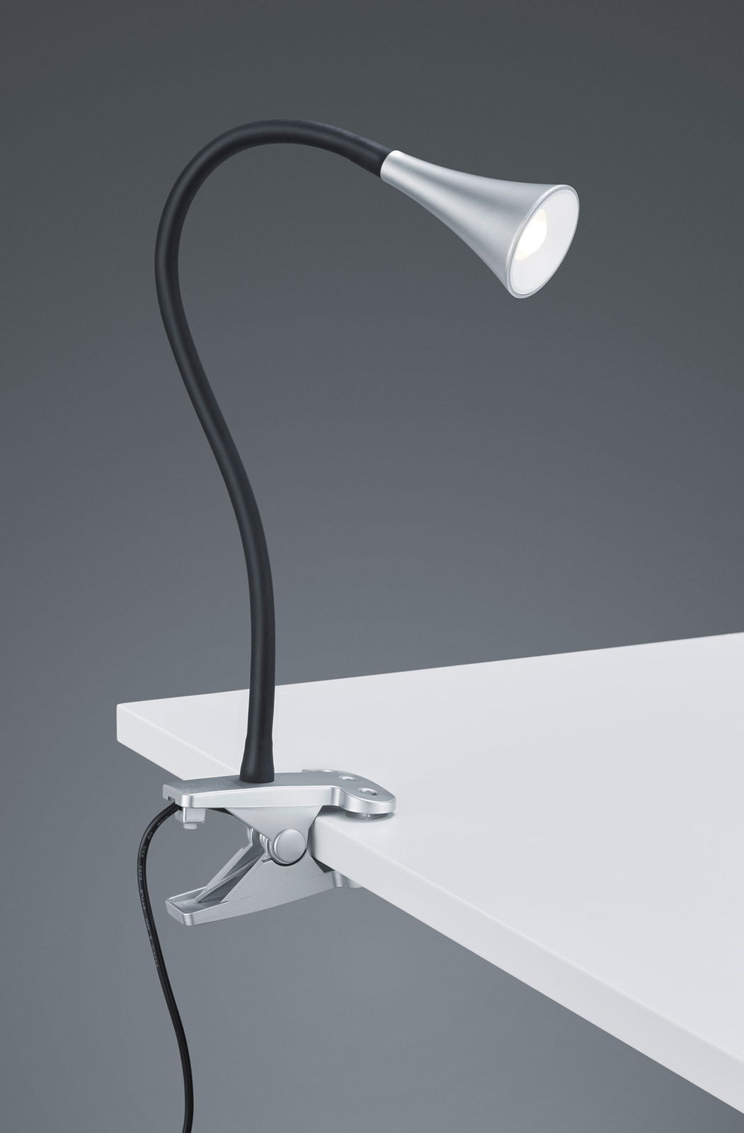 Reality Leuchten LED Klemmlampe VIPER LED-Klemmleuchte VIPER, seitliche Ansicht, befestigt an einer Tischkante mit flexiblem Hals und modernem Design.