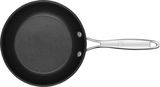 Ansicht von oben auf eine schwarze ZWILLING Bratpfanne der Serie FORTE mit silbernem Griff, Durchmesser 20 cm.