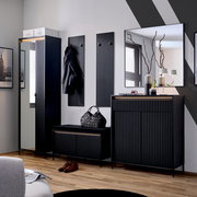 Moderne Garderobeneinrichtung in dunklem Holz mit Spiegel, Schuhschrank und Garderobenbank, seitliche Perspektive