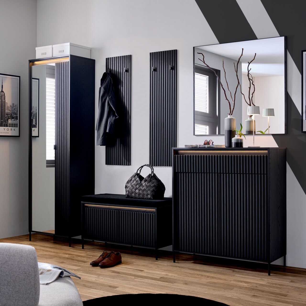 Moderne Garderobeneinrichtung in dunklem Holz mit Spiegel, Schuhschrank und Garderobenbank, seitliche Perspektive