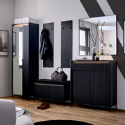 Moderne Garderobeneinrichtung in dunklem Holz mit Spiegel, Schuhschrank und Garderobenbank, seitliche Perspektive