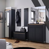 Moderne Garderobeneinrichtung in dunklem Holz mit Spiegel, Schuhschrank und Garderobenbank, seitliche Perspektive