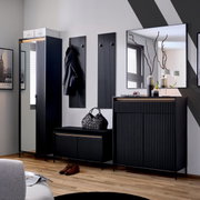 Moderne garderobe-inrichting van donker hout met spiegel, schoenenkast en garderobebank, zijaanzicht