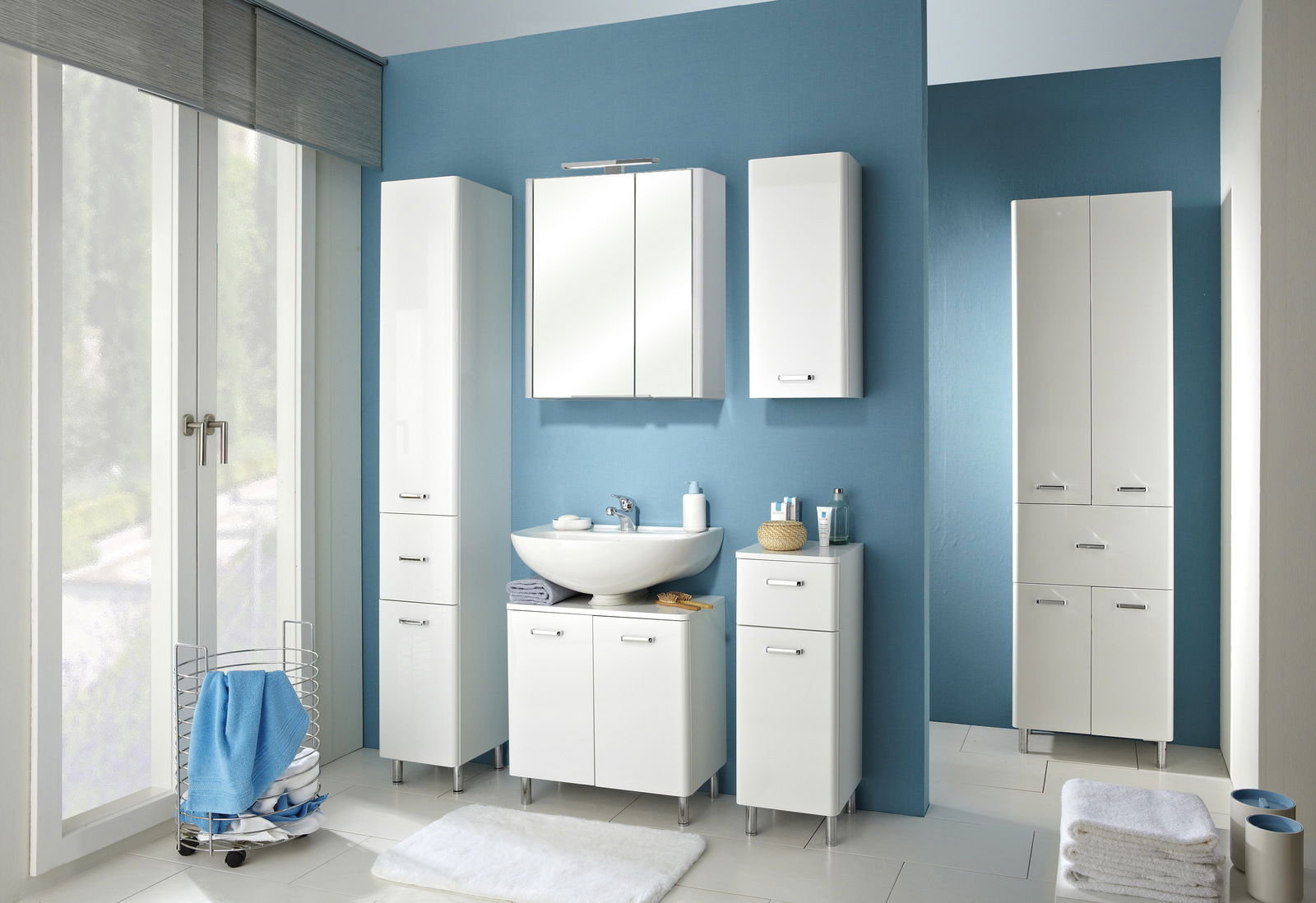 XORA Hochschrank PIOLO Moderner weißer Hochschrank in einem stilvollen Badezimmer, frontal betrachtet, neben anderen passenden Möbeln.