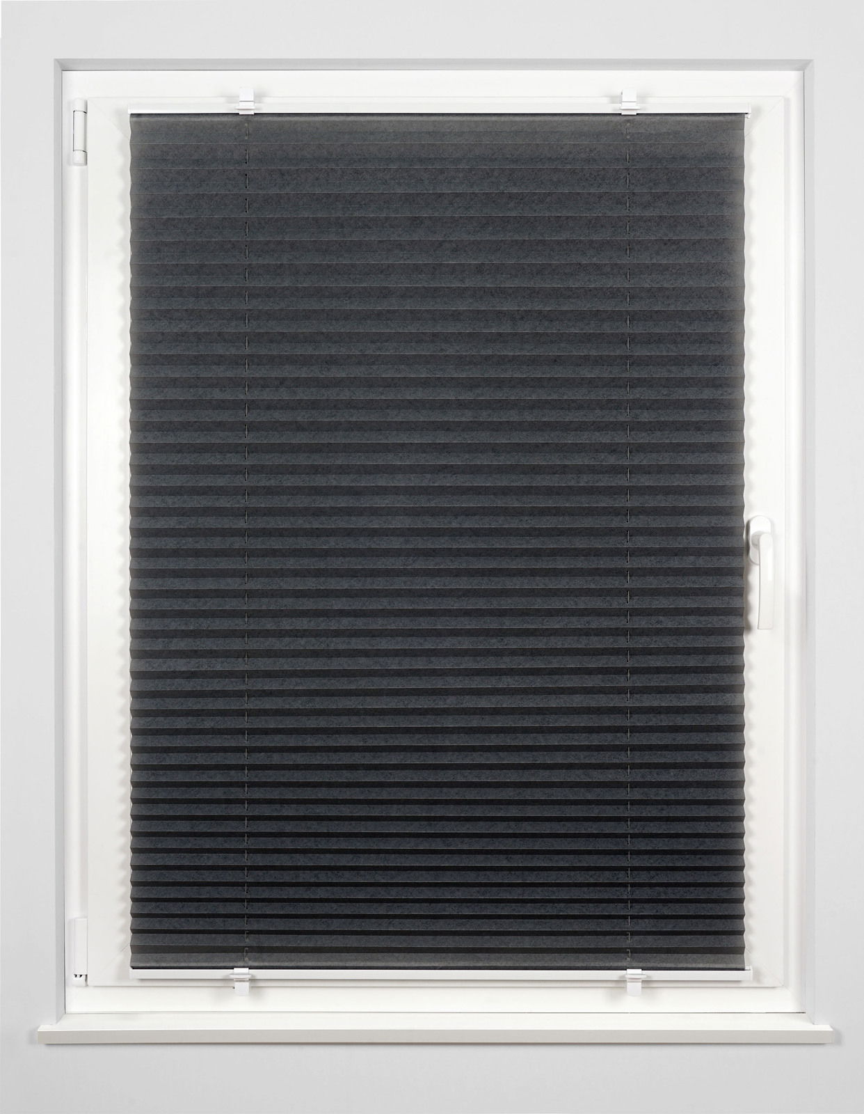 Schwarzes Plissee gefädelt, 50x130cm, frontal an einem Fenster montiert