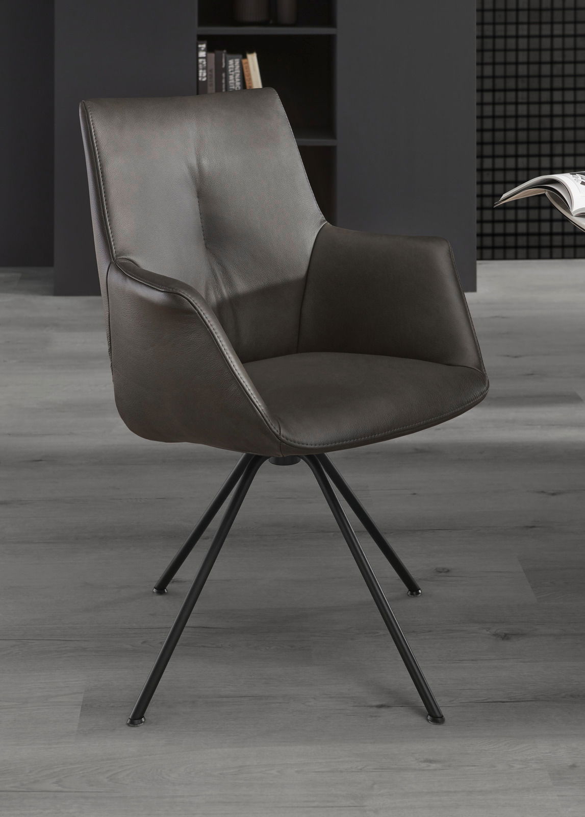 Dieter Knoll Sessel CHESTER Moderner Sessel mit schwarzem Lederbezug und Metallbeinen, seitliche Perspektive