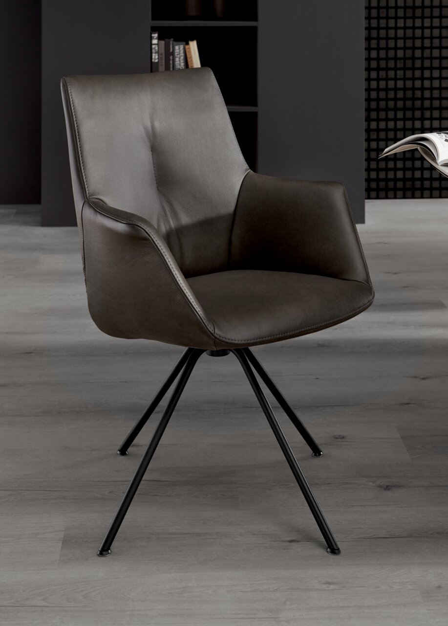 Dieter Knoll Sessel CHESTER Moderner Sessel mit schwarzem Lederbezug und Metallbeinen, seitliche Perspektive