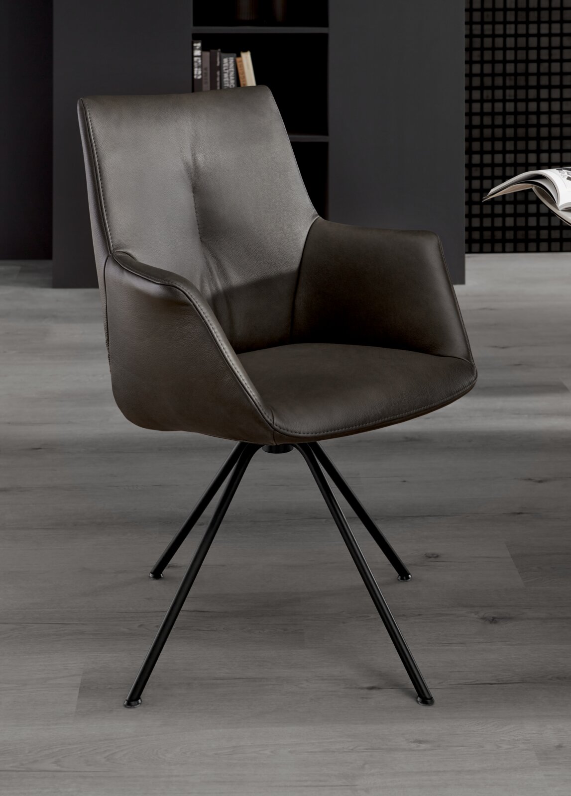 Moderne fauteuil met zwarte lederen bekleding en metalen poten, zijaanzicht