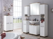 Moderner Spiegelschrank in einem stilvollen Badezimmer, frontal betrachtet.