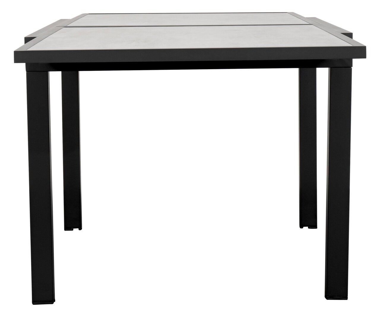 Moderne tuintafel met een zwart metalen frame en een lichtgekleurd tafelblad, gezien vanaf de voorkant.