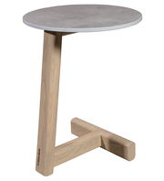 Moderner Beistelltisch mit runder grauer Tischplatte und hellem Holzgestell, seitliche Perspektive