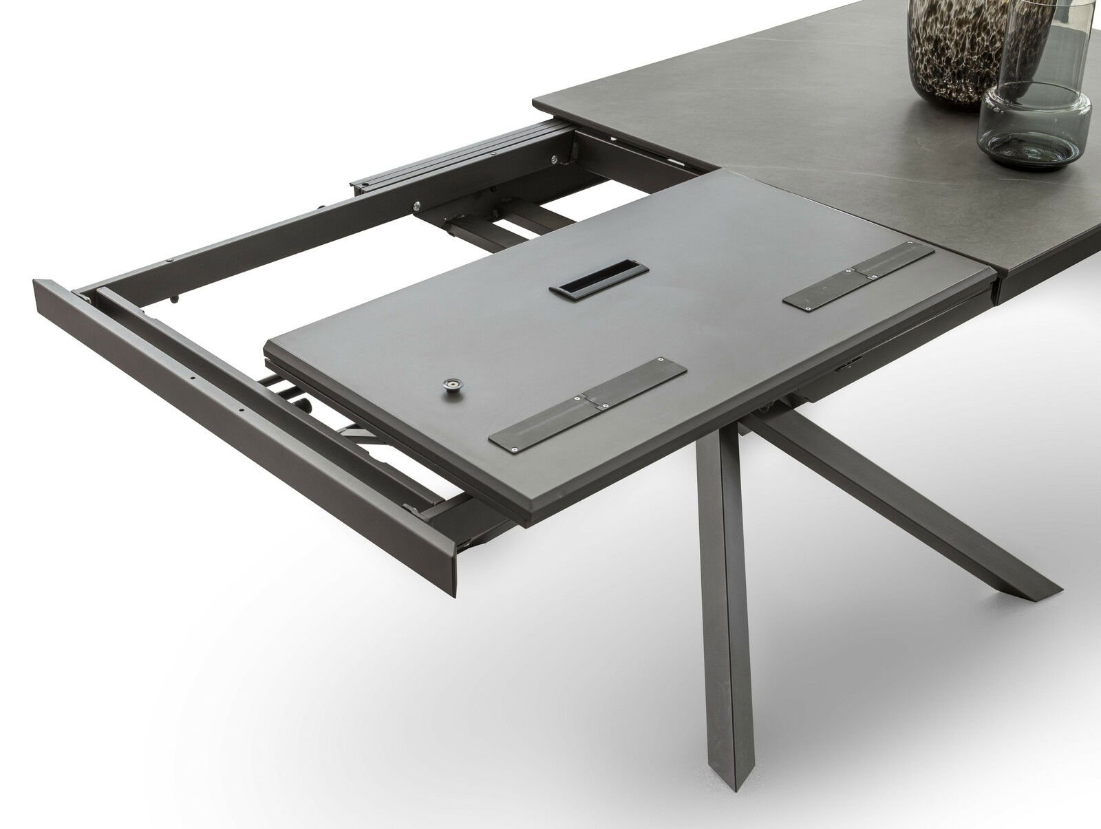 Erweiterbarer Esstisch in modernem Design, seitliche Perspektive mit ausgezogenem Mittelteil.