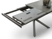 Erweiterbarer Esstisch in modernem Design, seitliche Perspektive mit ausgezogenem Mittelteil.