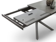 Erweiterbarer Esstisch in modernem Design, seitliche Perspektive mit ausgezogenem Mittelteil.