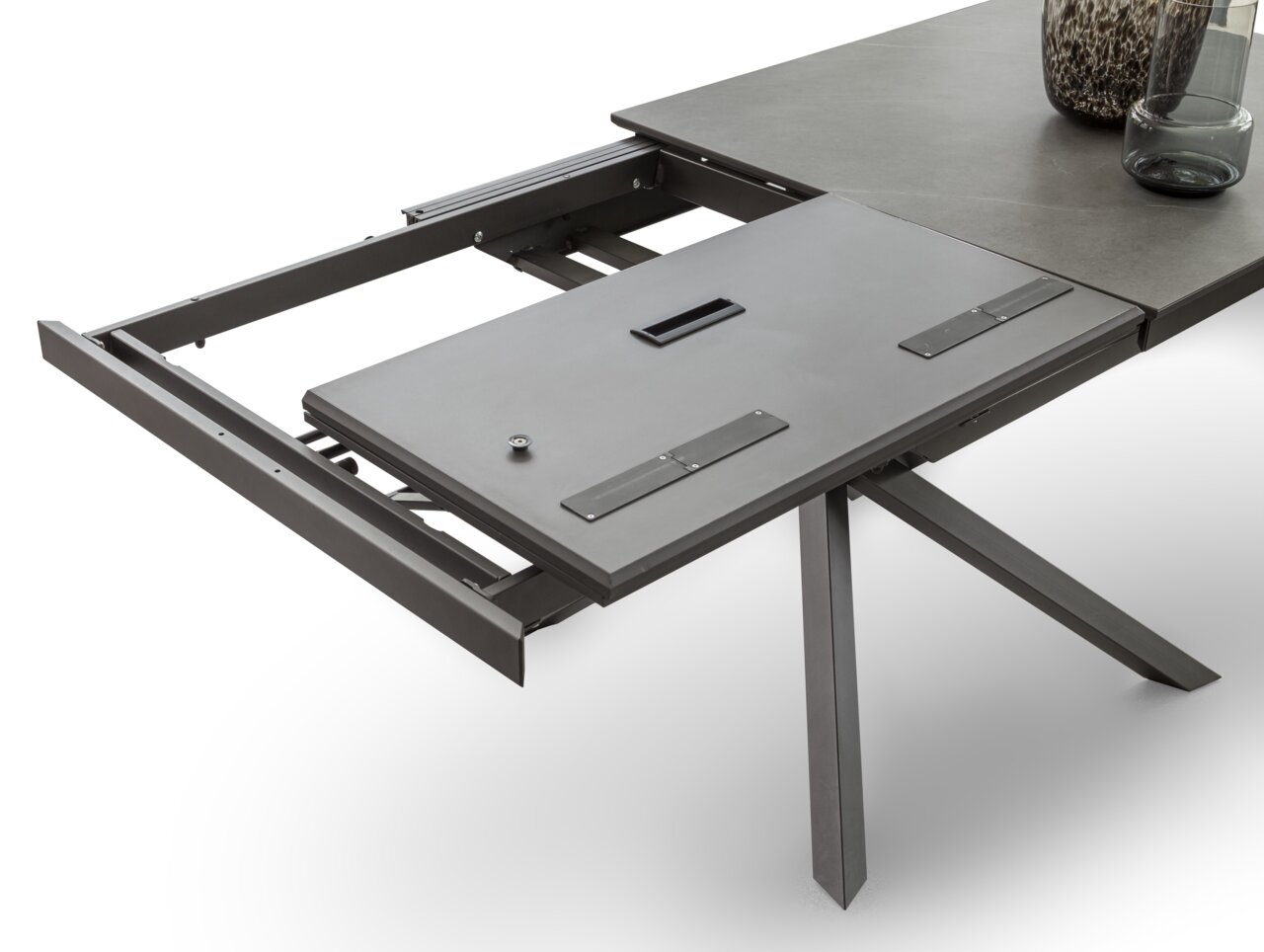 Erweiterbarer Esstisch in modernem Design, seitliche Perspektive mit ausgezogenem Mittelteil.