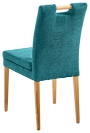 Rückansicht eines modernen Stuhls mit türkisfarbenem Stoffbezug und Holzbeinen, mit einem Griff an der Rückenlehne.