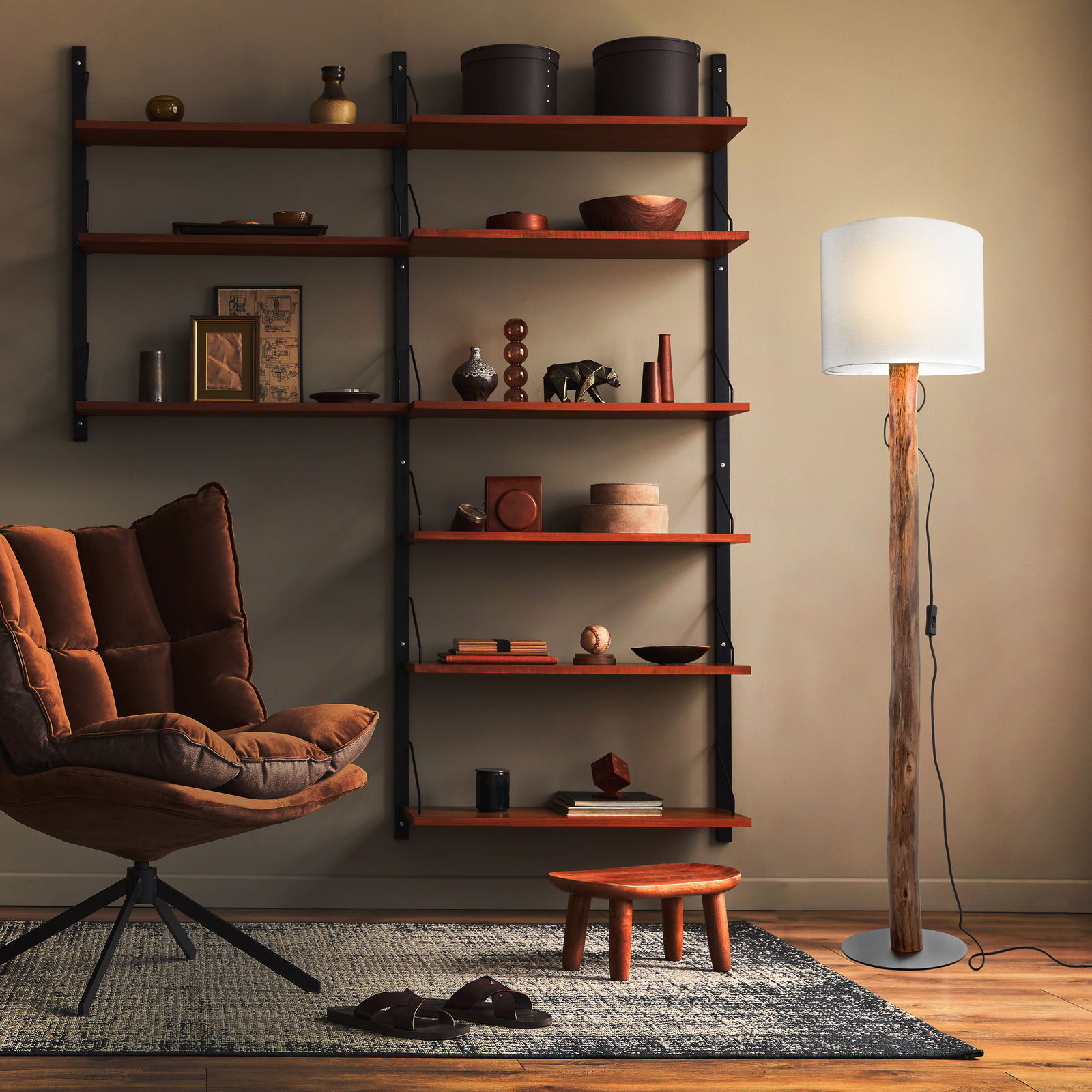 NOWA Stehleuchte NORIN NORIN Stehleuchte mit natürlichem Holzstamm und weißem Lampenschirm, seitliche Perspektive im Wohnzimmer mit Regal und Sessel.