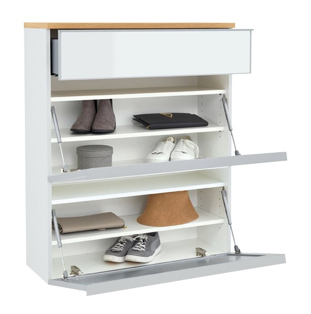 Weißer Schuhschrank mit Holzdeckplatte, geöffnet mit mehreren Ablagefächern und zwei nach vorn aufgeklappten Klappen, Frontansicht in leichter Schrägperspektive.
