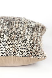 Nahaufnahme eines strukturierten Kissens mit gemustertem Stoff in neutralen Tönen, seitliche Perspektive