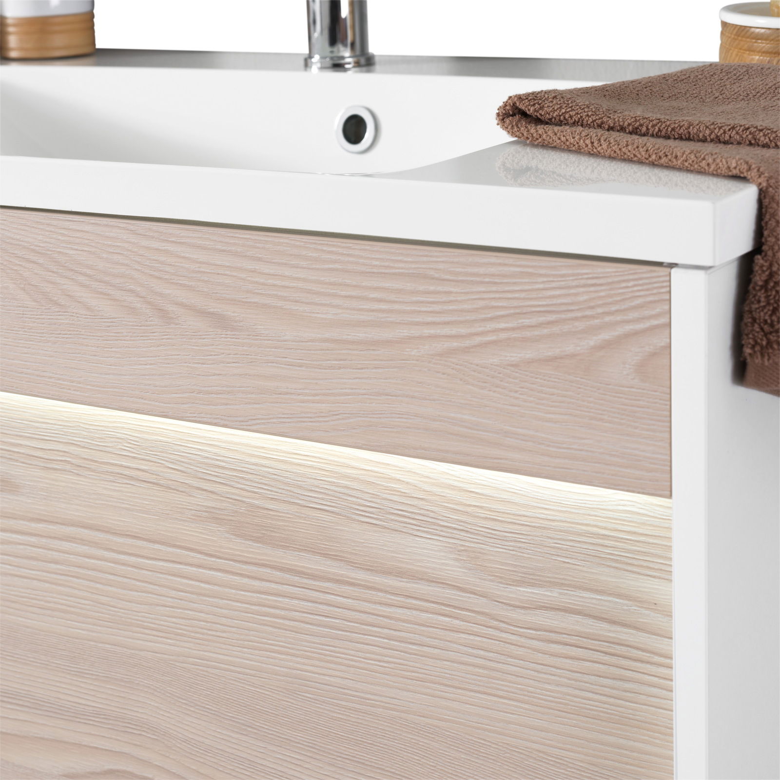 Nahaufnahme eines modernen Waschplatzes mit Holzoptik und integrierter Beleuchtung, seitliche Perspektive