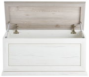 Geöffnete Truhe aus hellem Holz mit sichtbaren Scharnieren, Frontansicht