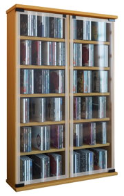 Hoher CD-/DVD-Schrank aus Holzdekor mit zwei satinierten Glasschiebetüren und mehreren Einlegeböden, gefüllt mit CDs, in frontaler leicht schräger Perspektive.