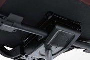 Unterseite eines Drehstuhls mit Fokus auf die Mechanik und Gasfeder, von unten fotografiert.