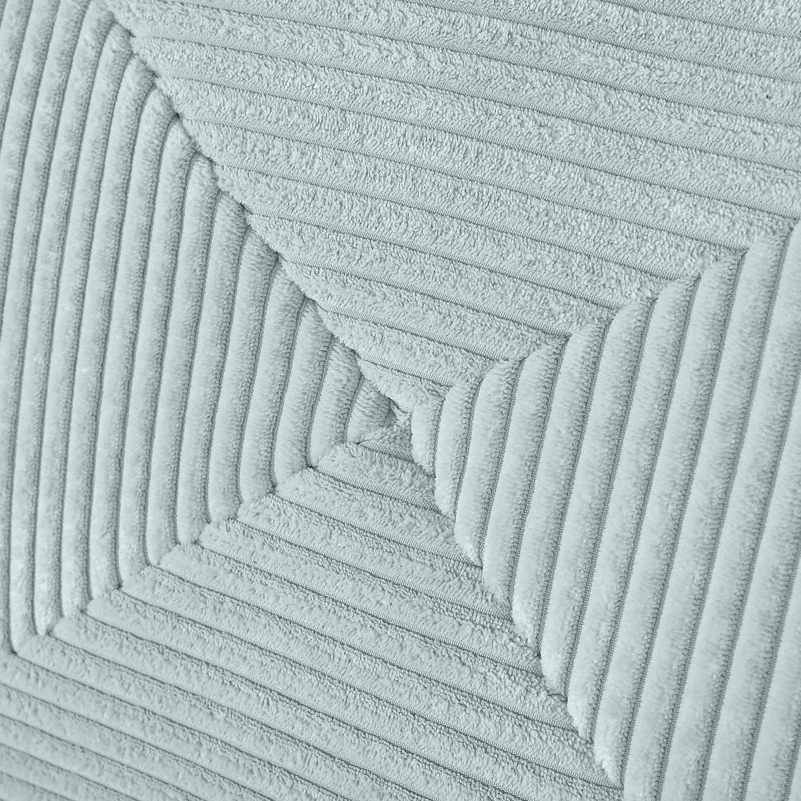 Nahaufnahme des strukturierten Stoffes eines Funktionssofas in hellgrüner Farbe, diagonale Perspektive