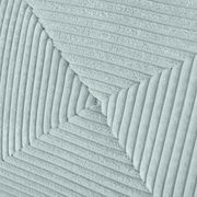 Nahaufnahme des strukturierten Stoffes eines Funktionssofas in hellgrüner Farbe, diagonale Perspektive